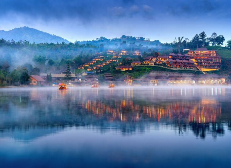 tourists-take-boat-ban-rak-thai-village-mae-hong-son-province-thailand_335224-1302